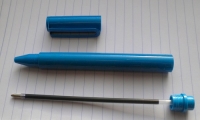 Những thành phần hóa học nào trong mực bút bi xanh?