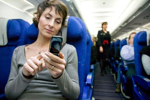 Tại sao khi lên máy bay không được mở điện thoại?
