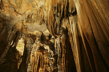 Hiện tượng tạo hang động và thạch nhũ ở vườn quốc gia Phong Nha-Kẻ Bàng với những hình dạng phong phú được hình thành như thé nào?